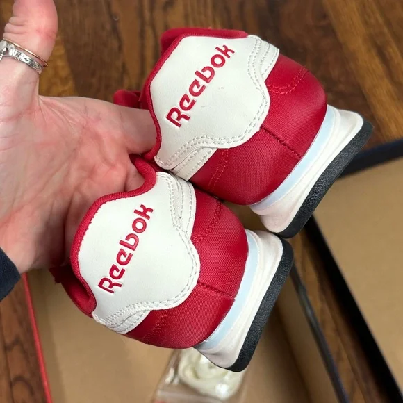 Reebok Retro Low Sneakers Women’s Size 7.5 Red White AR30309W-RCL New in Box - Picture 3 of 9